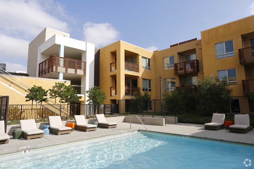 Primary Photo - Runway Playa Vista