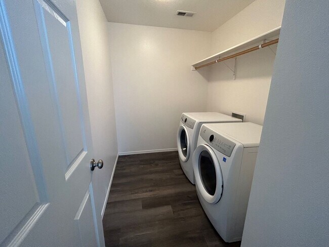 Building Photo - 3 Bedroom plus Loft For Rent! Victory Sout...