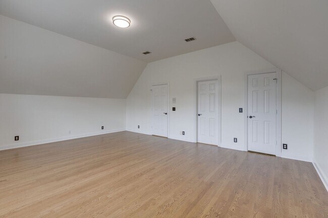 Building Photo - COMING SOON!-- Walk to Kenrose and Ravenwood!