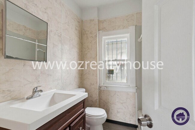 Building Photo - Cozy Two-Bedroom Home with Fresh Updates a...