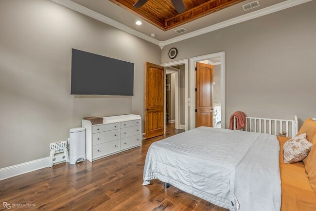 Building Photo - Oak Alley Neighborhood!