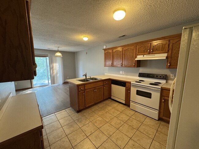 Building Photo - 1303 Fox Run Dr