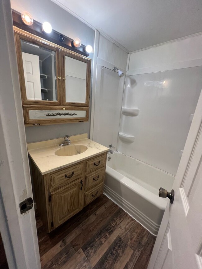 Building Photo - 3 bedroom/1 bathroom house