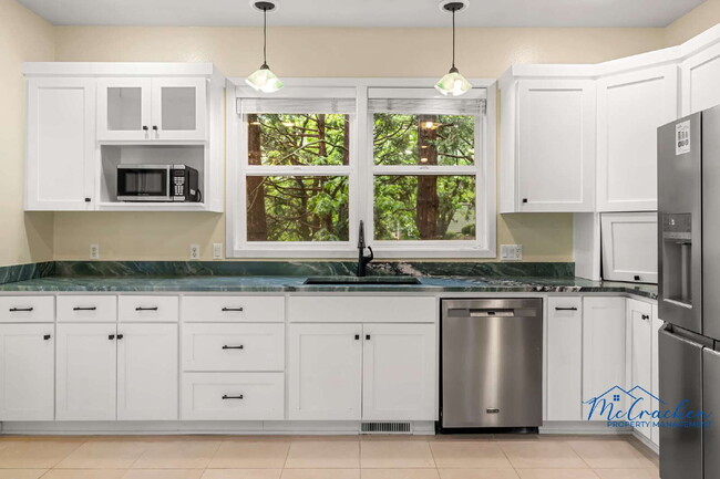 Building Photo - Stunning 3-Bedroom Home with Breathtaking ...
