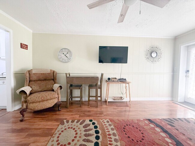 Building Photo - 1045 E 10th St