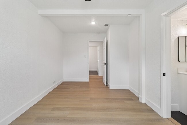 Building Photo - 1105 N Sylvania Ave