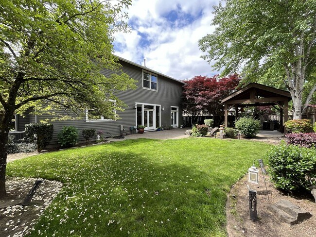 Building Photo - Luxury 5 Bedroom Home with Soaking Tub, Chef’s Kitchen & Expansive Primary Suite