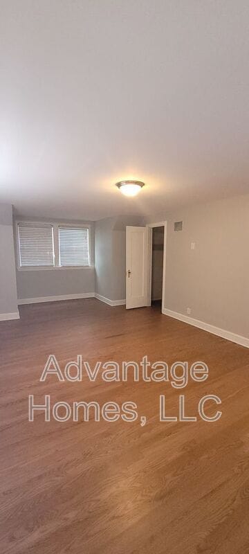 Building Photo - 200 E 73rd Terrace