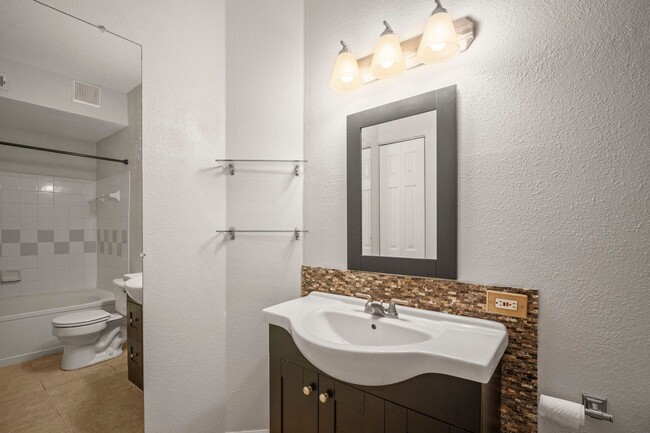 Building Photo - Stunning 2-bedroom, 2-bathroom, Gated comm...