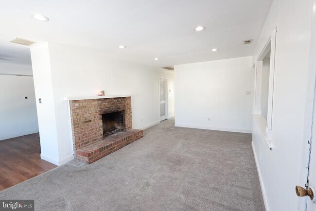 Building Photo - 8 Fanelli Ln