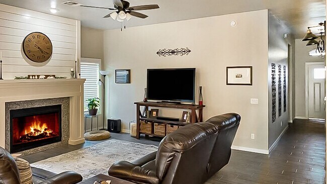 Building Photo - Charming 3 Bedroom 2 Bath Home