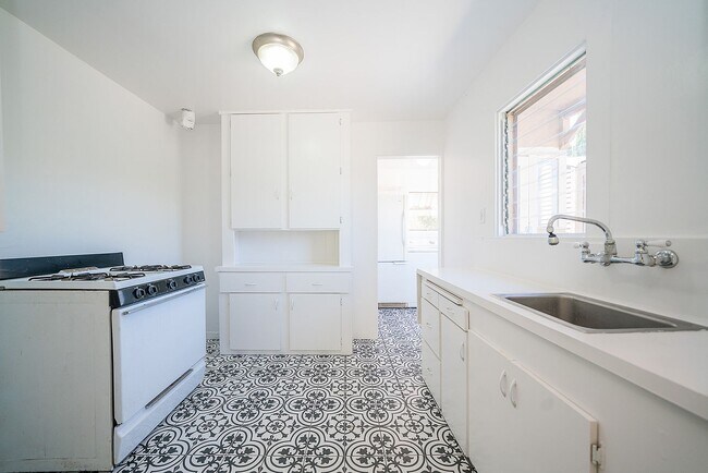 Building Photo - 2339 Norwalk Ave