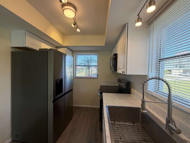 Building Photo - 2-bedroom, 2-bathroom residence located in Punta Gorda Isles