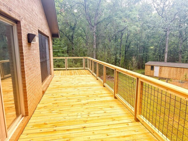 Building Photo - Five bedroom home on one acre of land loca...