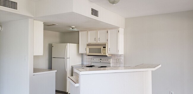 Building Photo - uc17cdoa