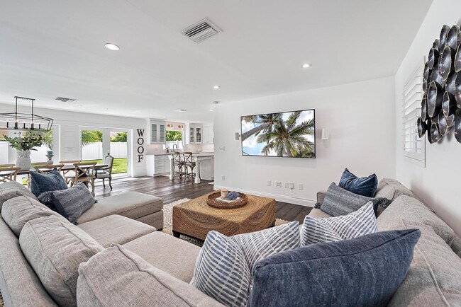 Building Photo - 8 Windsor Rd W