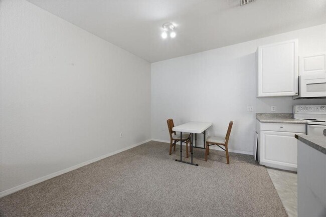 Building Photo - 4008 Hemingway Cir