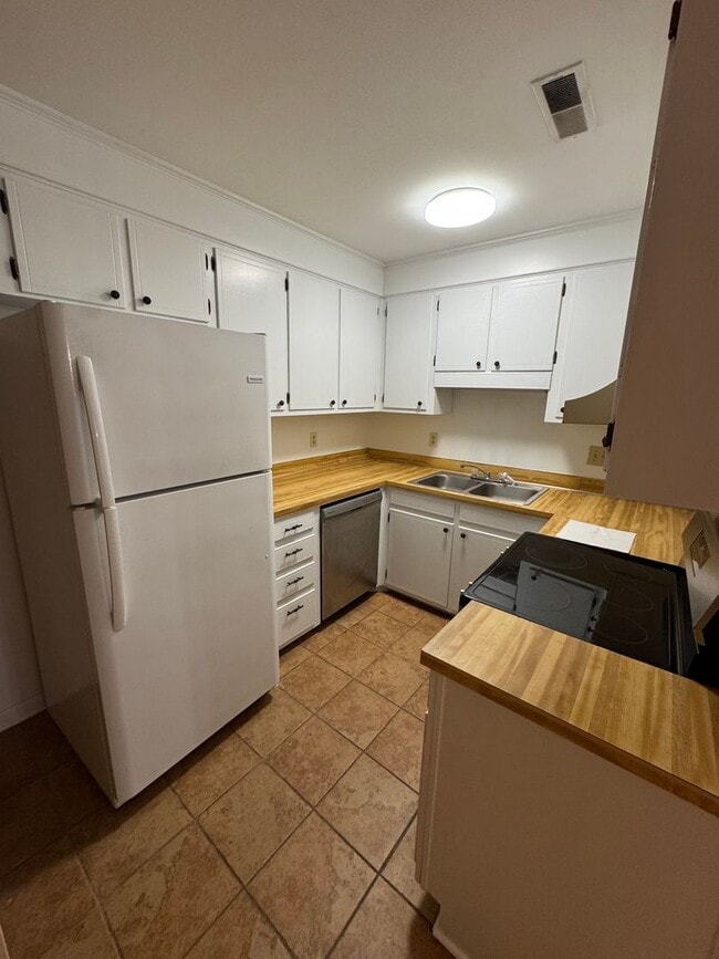 Building Photo - 801 Sandpiper Dr