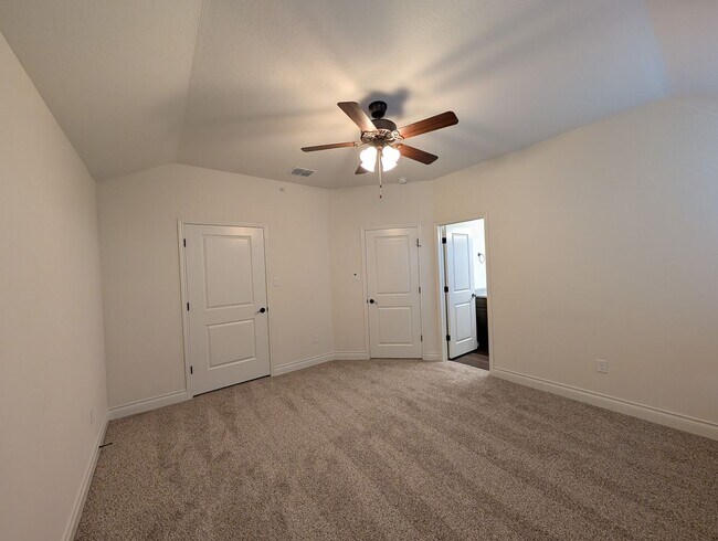Building Photo - 1 MONTH FREE RENT / Close to HWY for Commu...