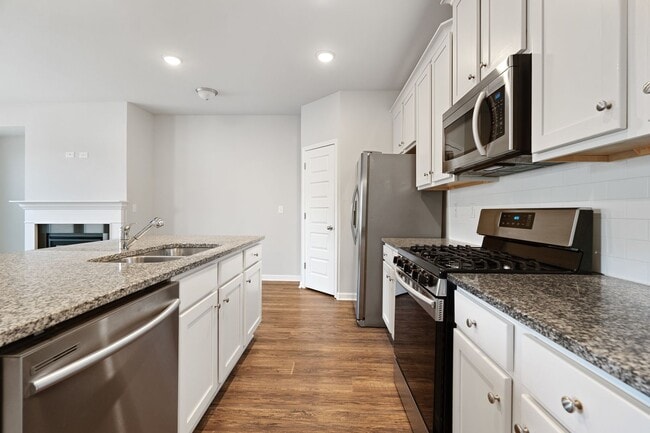 Building Photo - 3 BEDROOM TOWNHOME IN OAKWOOD!