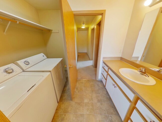 Building Photo - 762 E 17th Ave