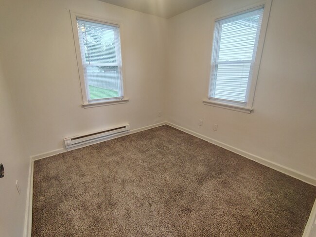 Building Photo - 921 River Park Dr