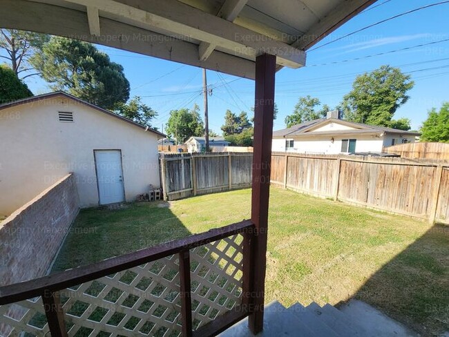 Building Photo - Move in ready. 3 bedrooms/ 1.5 bath, yard,...