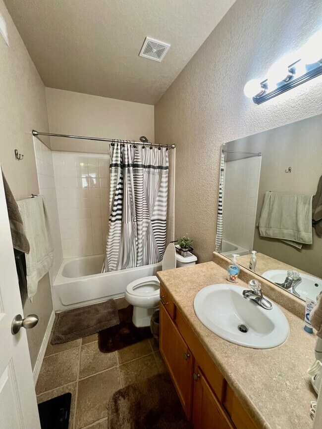 Building Photo - Stylish 2-Bed Condo Available!
