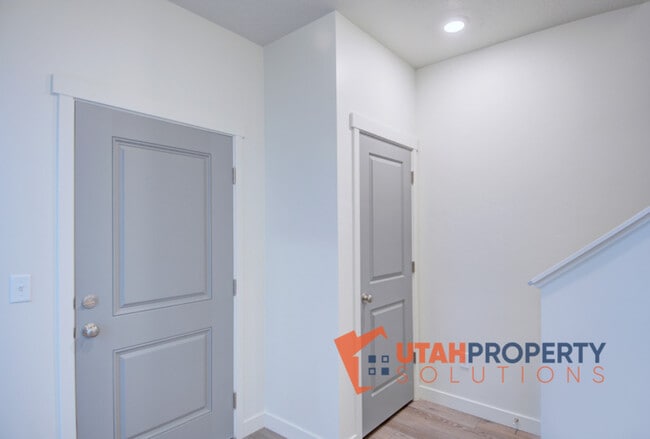 Building Photo - 959 W 540 S