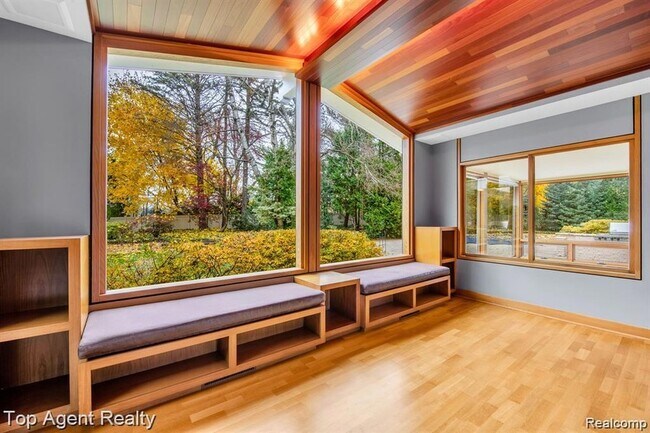 Building Photo - 5760 Snowshoe Cir