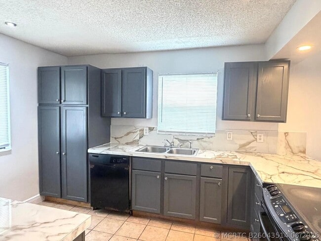 Building Photo - 3808 Inlet Cir