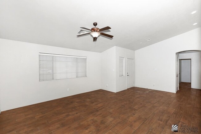 Building Photo - 2637 S 37th Dr