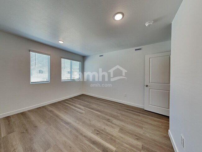 Building Photo - 9728 W Parkway Dr