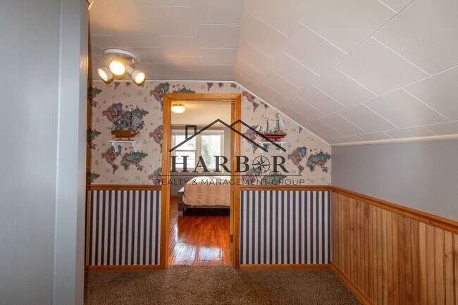 Building Photo - 5th Avenue SE Duplex