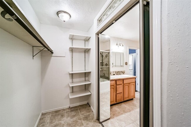 Building Photo - 8131 Split Oak Dr