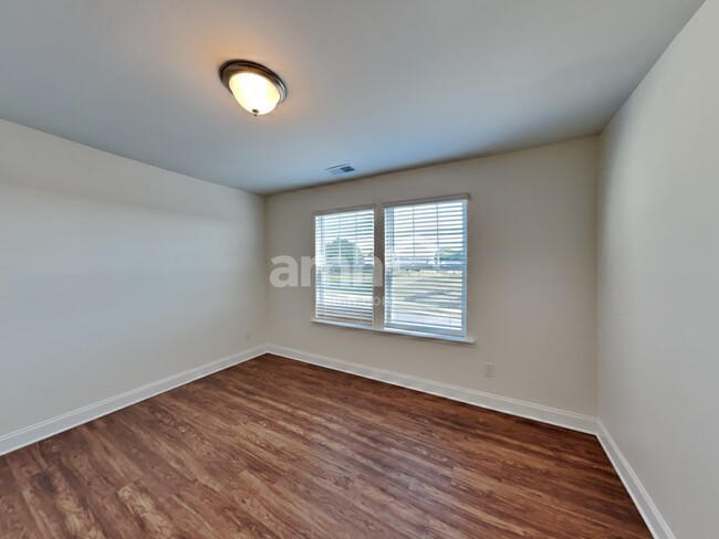 Building Photo - 144 Larragan Dr
