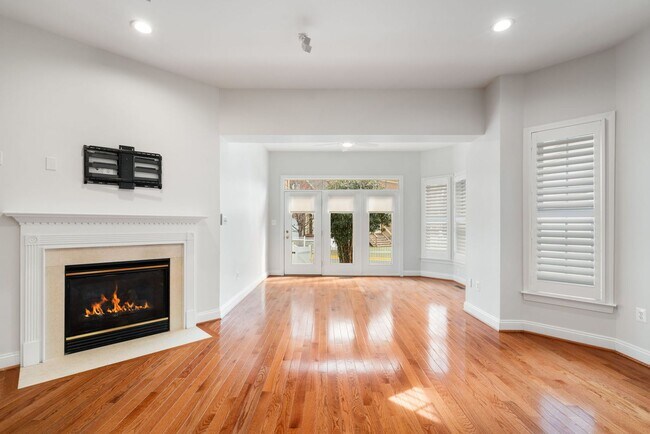 Building Photo - Stunning 4 level detached home close to the Mosaic District in Fairfax!