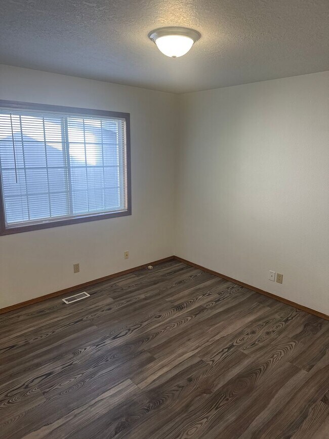 Building Photo - Tranquil & delightful 3-bedroom, 2-bathroo...