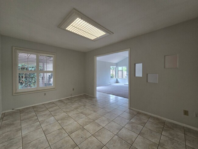 Building Photo - Updated Single level condo in Villa Victoria Available for rent