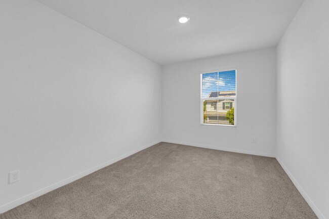 Building Photo - Don't miss out on this beautiful three-bed...