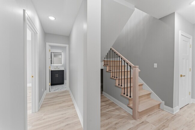 Building Photo - 7428 N Rogers Ave