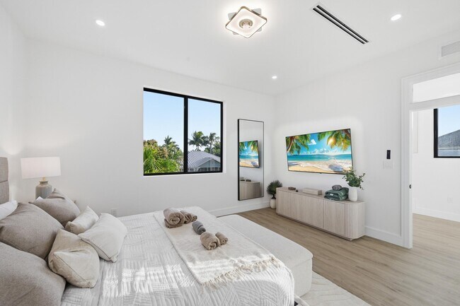 Building Photo - 1308 Avocado Isle