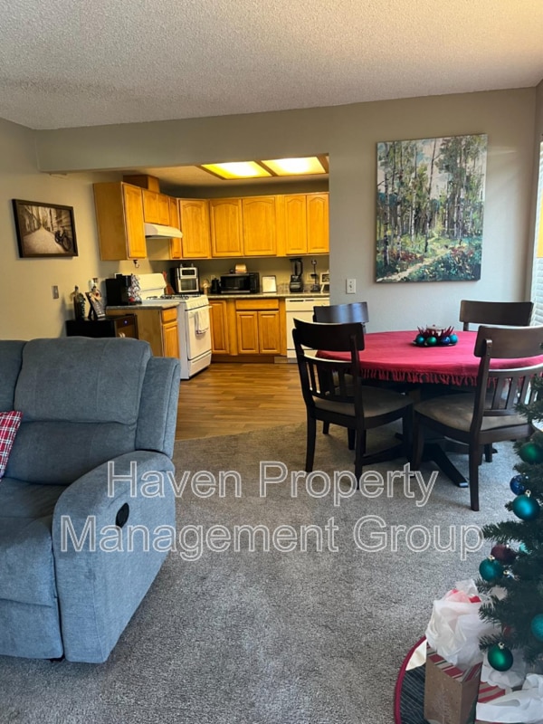 Building Photo - 32 W 7th St