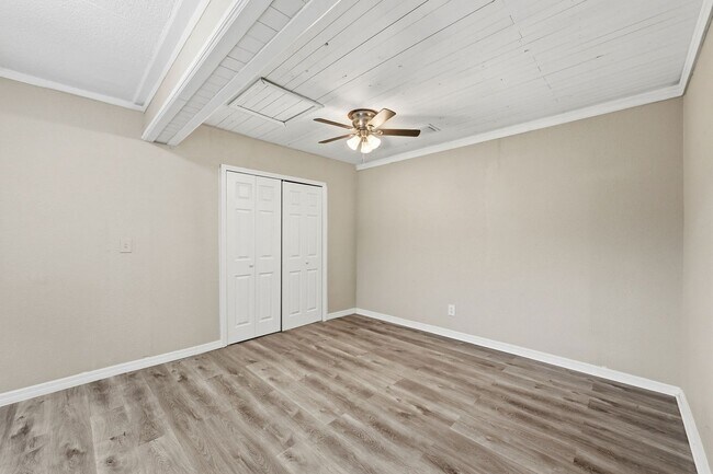 Building Photo - Rare Find! Spacious 2/1 Home on Huge Lot - Perfect for Work Vehicles, Boats & Pets***JANUARY SPEC...