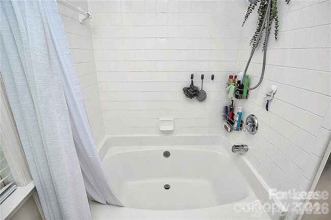 Building Photo - 1140 W 1st St