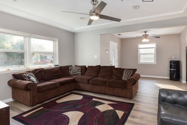 Building Photo - **LAKEWOOD HOME** THREE BEDROOM READY FOR JULY MOVE-IN