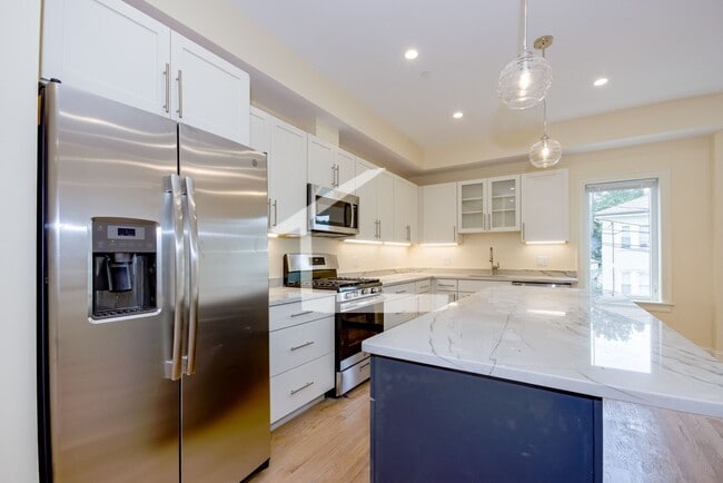 Building Photo - Brand New 3,500 Sq. Ft. Luxury Townhouse in Oak Square w Built In Garage! 1st & Security Only, La...