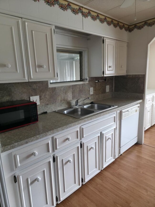 Building Photo - 2 BEDROOM 2 BATHROOM ON THE GOLF COURSE