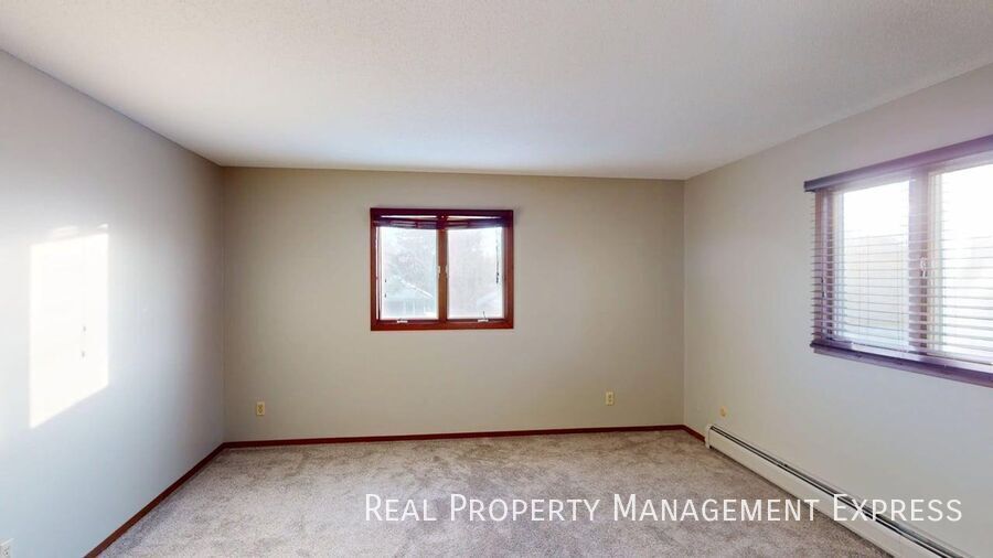 Building Photo - Spacious 2 Bedroom Apartment
