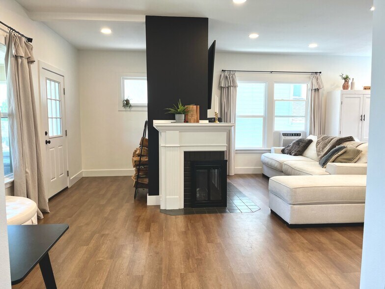 Living room/fireplace - 1227 7th St